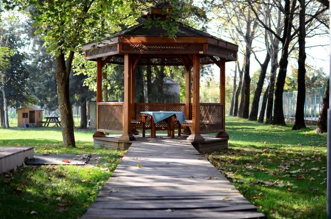 Kako odabrati pravi materijal za montažu letnjikovca u dvorištu?